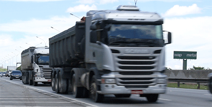 alt="motorista-profissional-caminhao" />