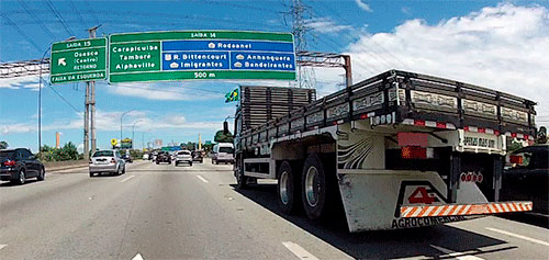 Caminhão em rodovia