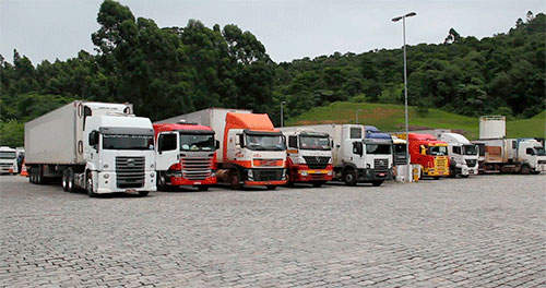 Caminhões estacionados em pátio - exame toxicológico