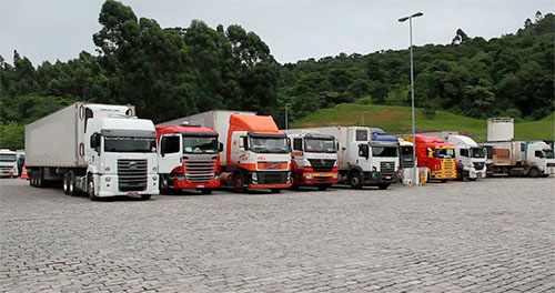 Caminhões estacionados em pátio