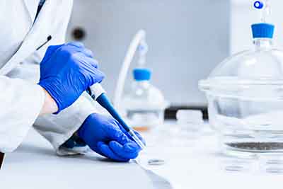 Cientista examinando amostra